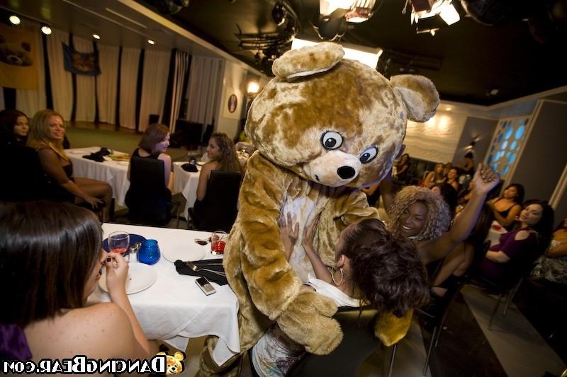 16P Gangbang action during an exciting dirty party at private club