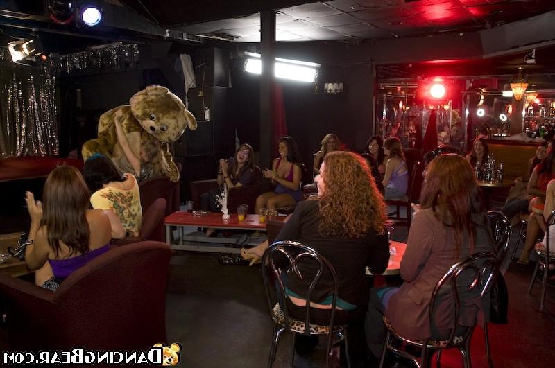 16P Muscular strippers seducing hot drunken girls at wild party