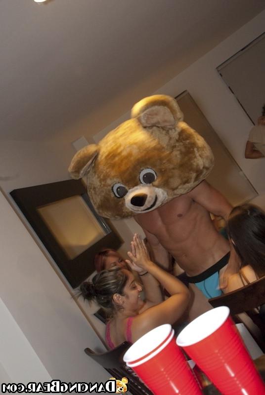 16P Wet and drunken horny girls give head with passion at party