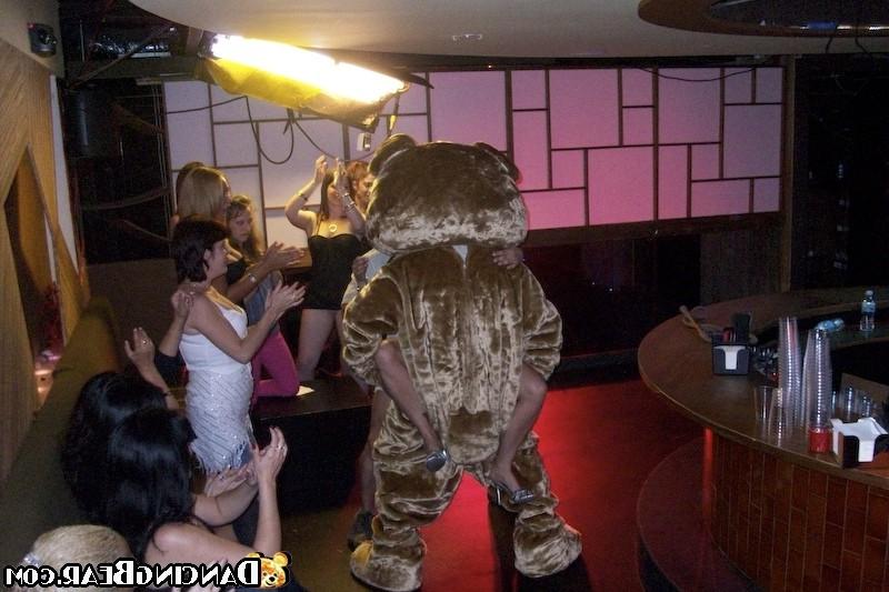 16P A lot of pretty girls getting gaped at hardcore club party