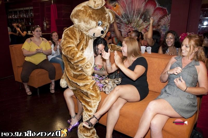 16P A lot of pretty girls getting gaped at hardcore club party