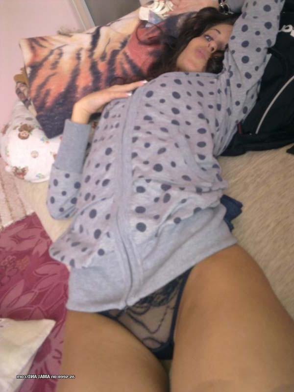 15P Picture compilation of a gorgeous chick posing for her BF