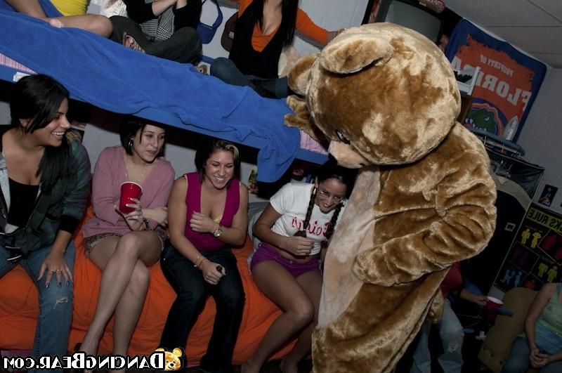16P Horny male strippers with big cocks screwing chicks on party
