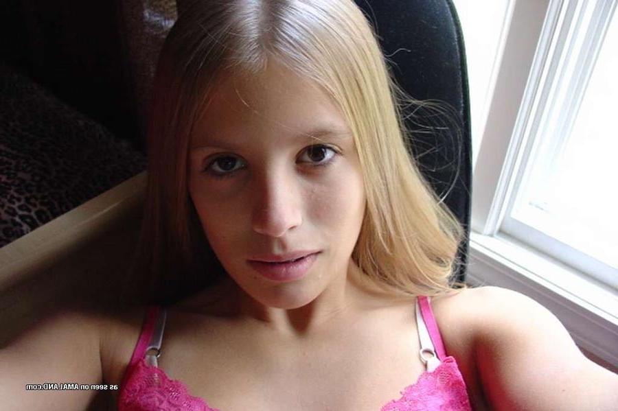 16P Blonde angel-faced amateur girlfriend posing in sexy self-pics