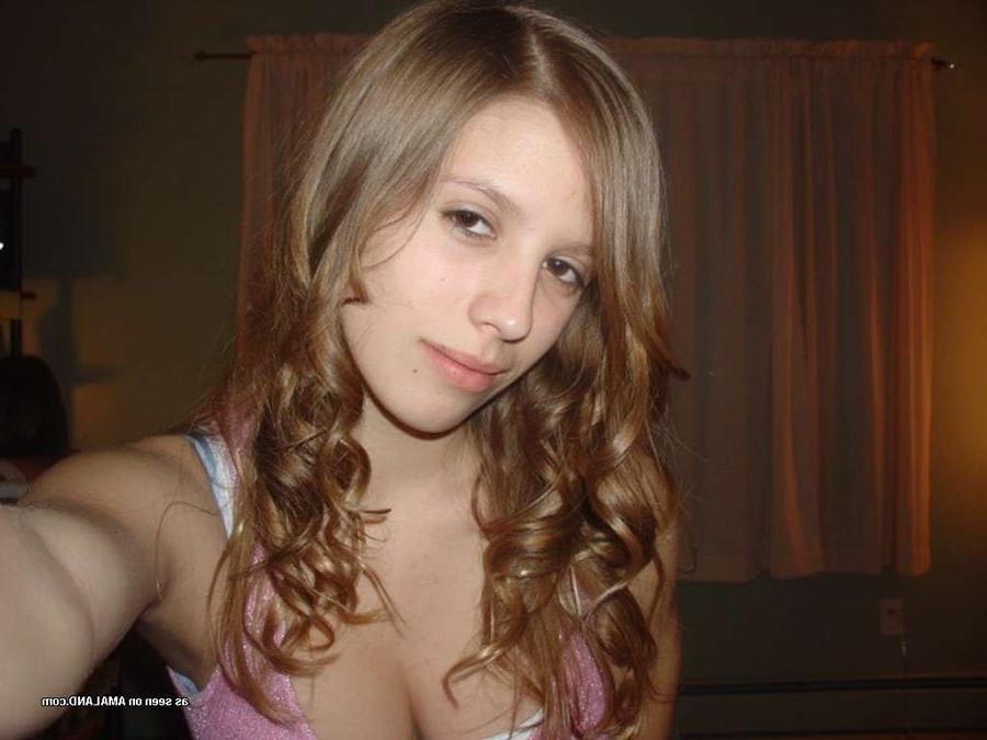 16P Blonde angel-faced amateur girlfriend posing in sexy self-pics