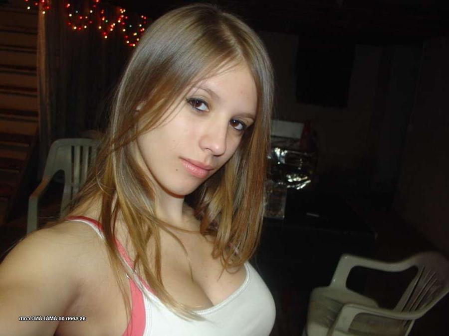 16P Blonde angel-faced amateur girlfriend posing in sexy self-pics
