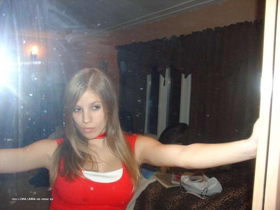 16P Blonde angel-faced amateur girlfriend posing in sexy self-pics