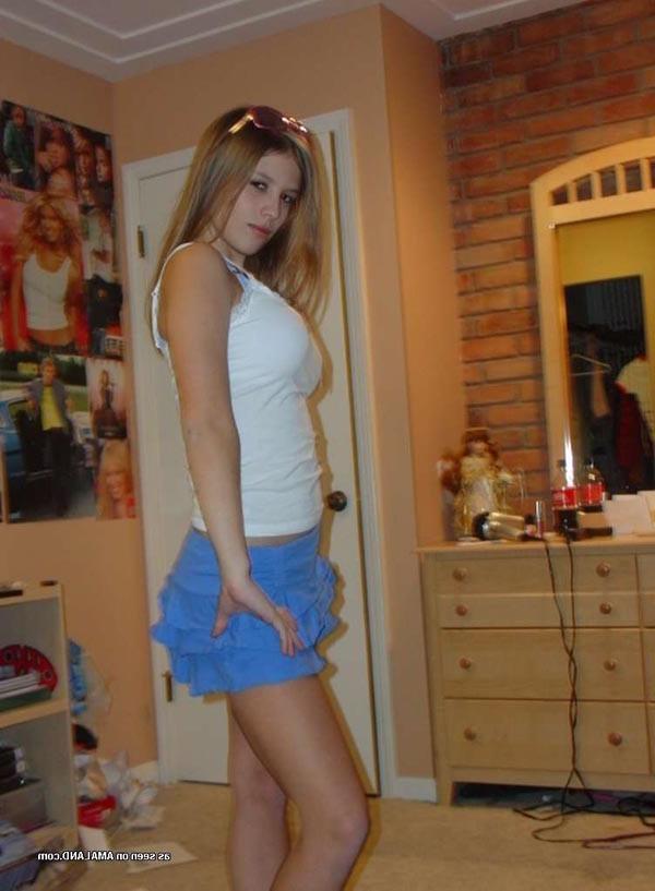 16P Blonde angel-faced amateur girlfriend posing in sexy self-pics