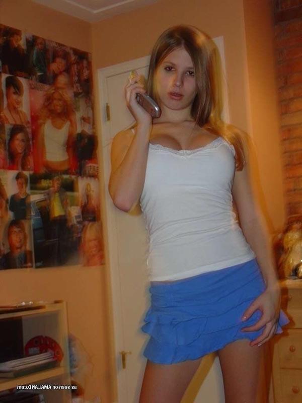 16P Blonde angel-faced amateur girlfriend posing in sexy self-pics