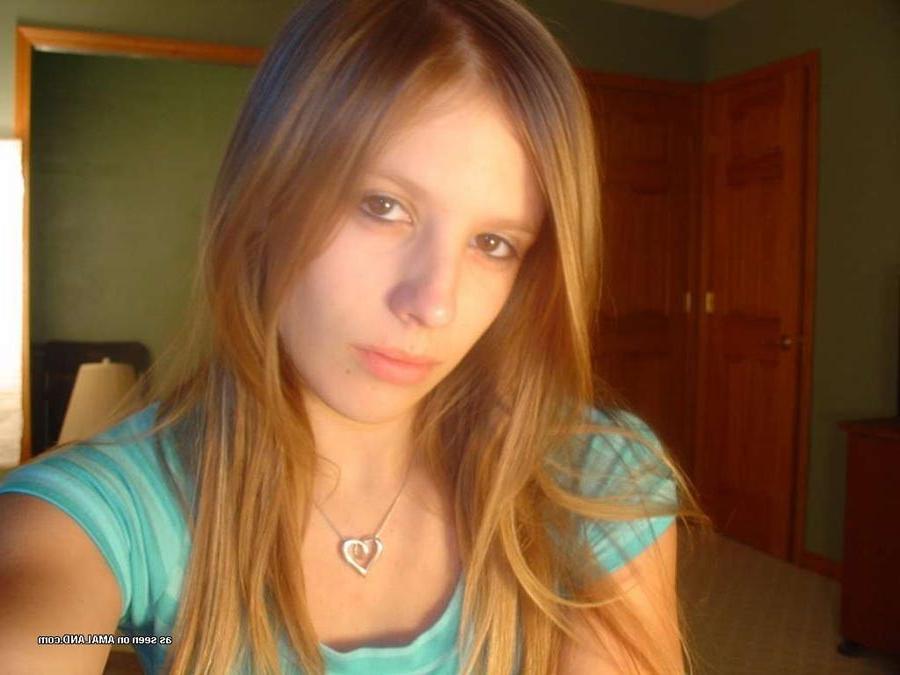 16P Blonde angel-faced amateur girlfriend posing in sexy self-pics