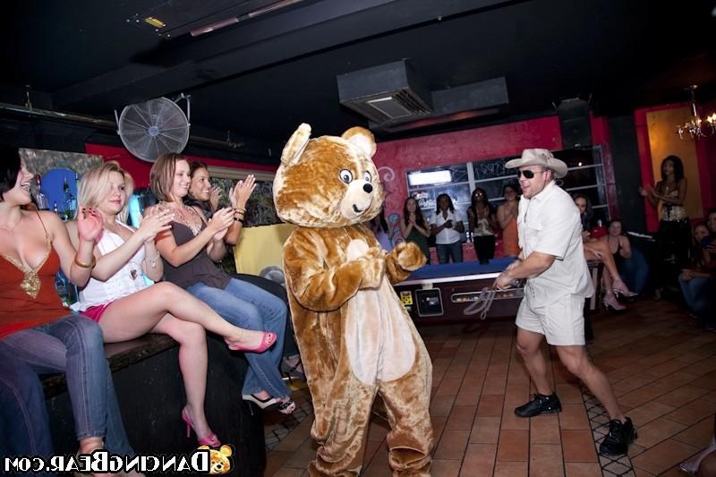 16P A lot of pretty girls getting gaped at hardcore club party