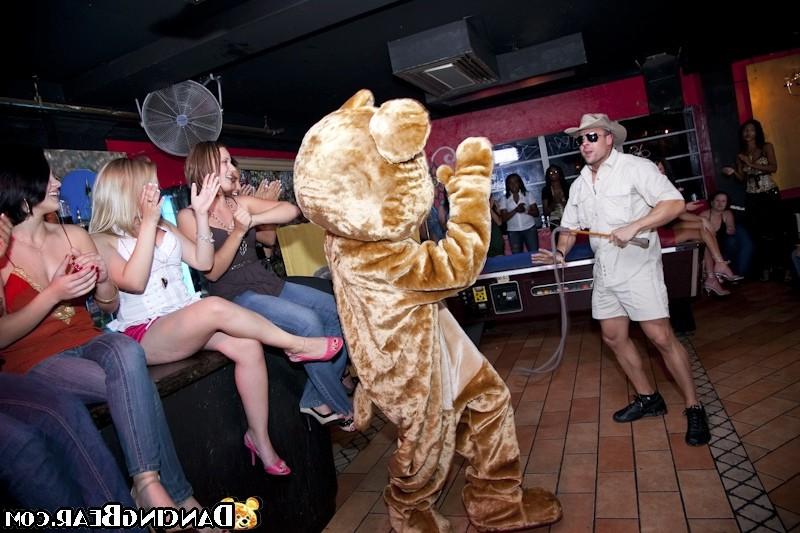 16P Muscular stripper seduce drunken girls on the hardcore party