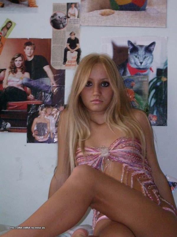 15P Compilation of an amateur slutty GF's sexy photos