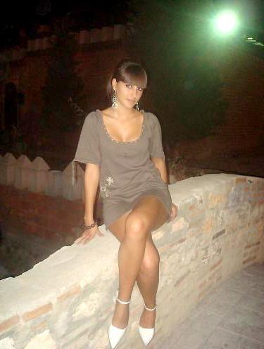 12P Check out this hot colombian babe and her friends in these hot amateur pics