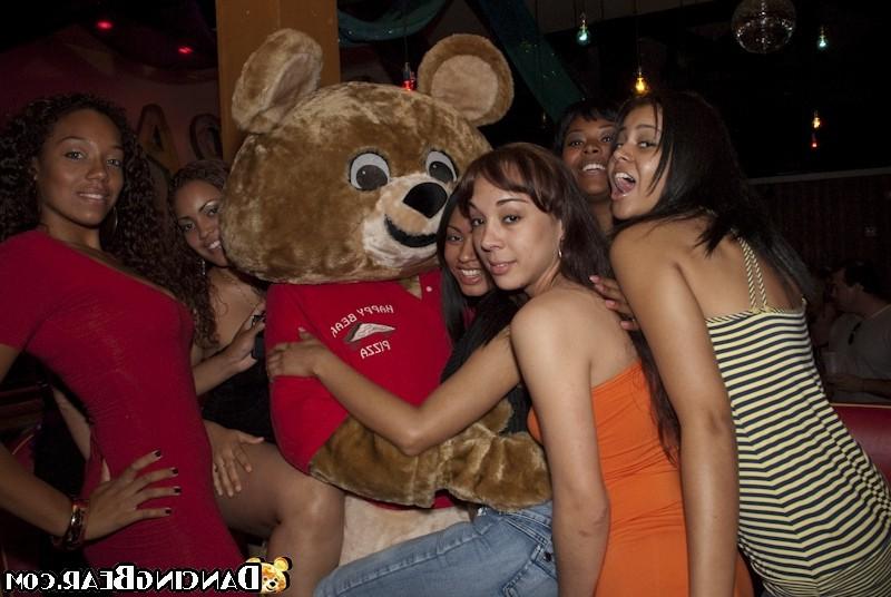 16P A lot of pretty girls getting gaped at hardcore club party