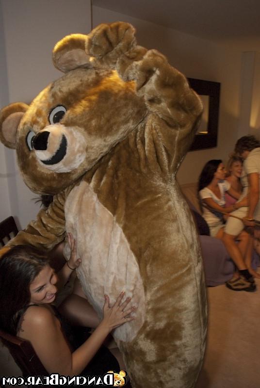 16P Horny male strippers with big cocks screwing chicks on party