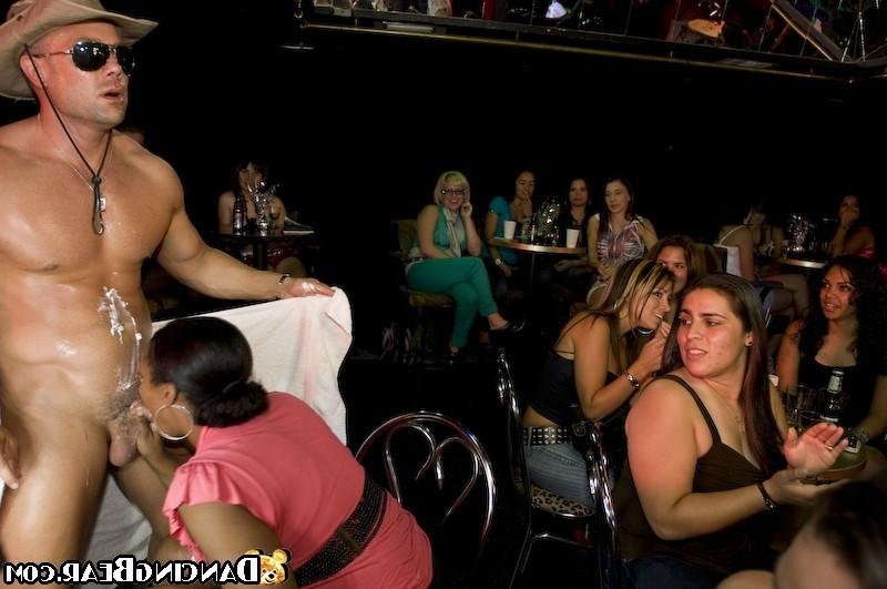 16P A lot of pretty girls getting gaped at hardcore club party