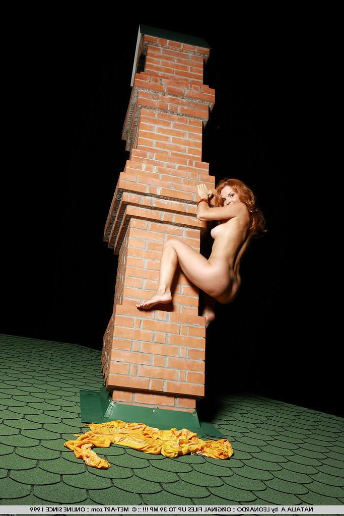 20P Sublime redhead beauty naked on a roof top