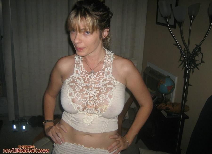 15P Busty milf girlfriend posing