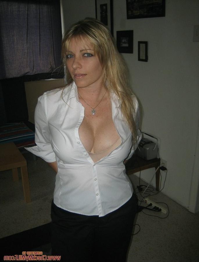 15P Busty milf girlfriend posing
