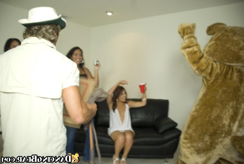 16P Hot college dorm party go wild in these hot fucking crazy pics