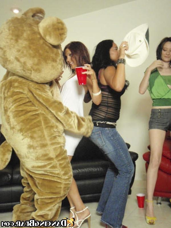 16P Hot college dorm party go wild in these hot fucking crazy pics