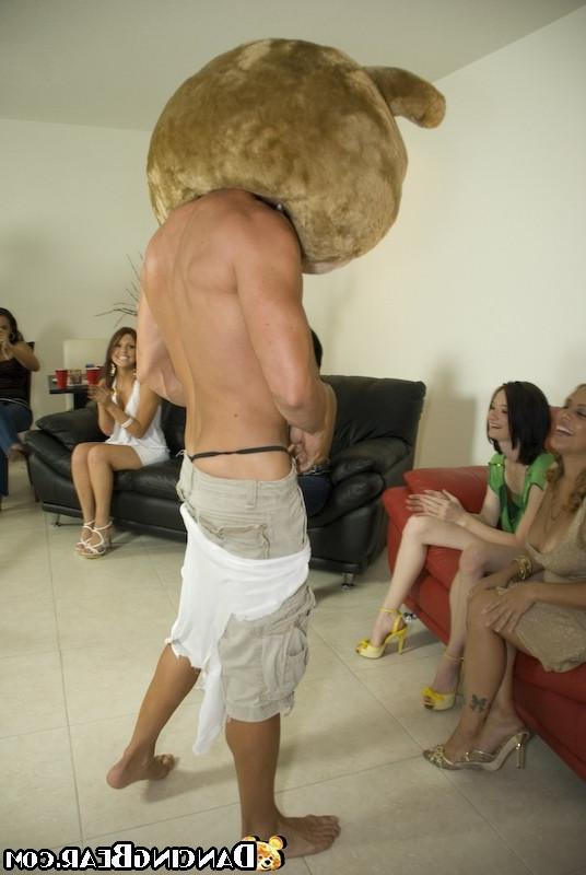 16P A lot of pretty girls getting gaped at hardcore club party