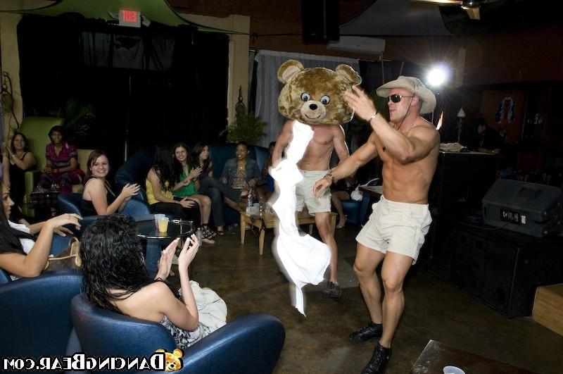 16P Muscular strippers seducing drunken girls at wild party