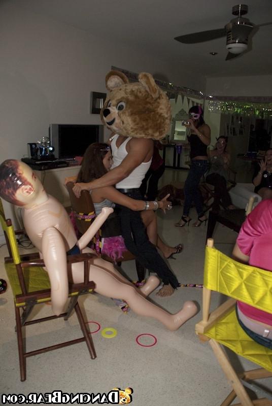 16P Muscular stripper seduce drunken girls on the hardcore party