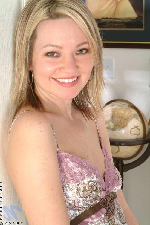 14P Hottie tracy sits on her back and lifts up her leg spreads them and shows her ha