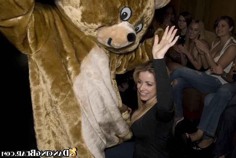 16P Dozens of amateur babes give head on the hardcore party