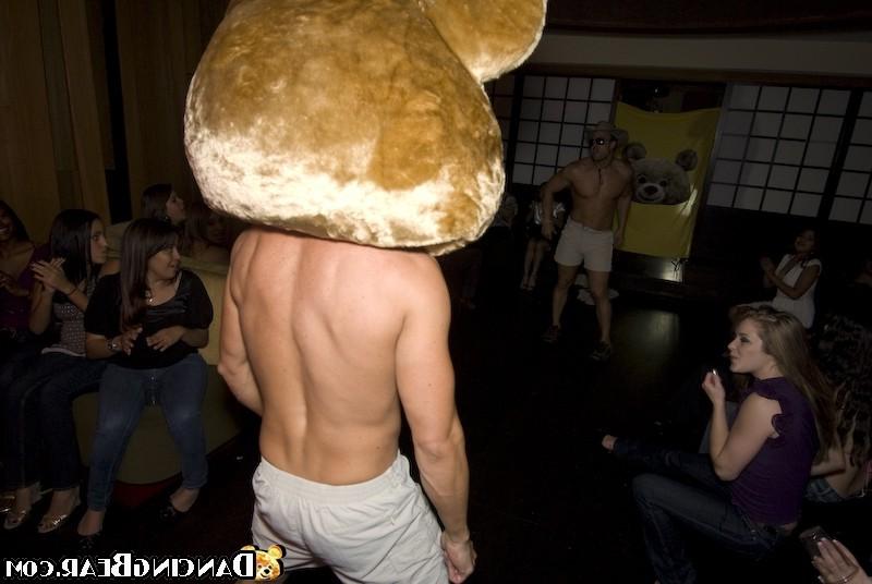 16P Dozens of amateur babes give head on the hardcore party
