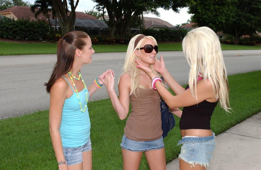 14P Teen Babes In A Lesbian Threesome