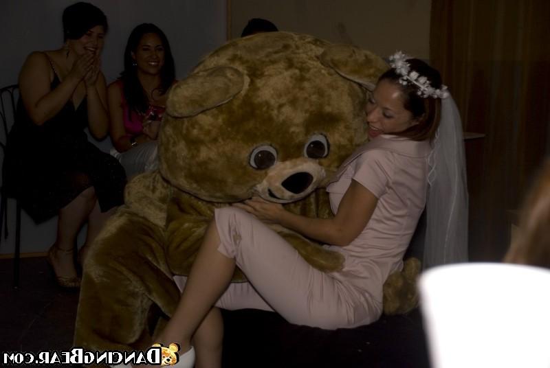 16P Muscular strippers seducing drunken girls at wild party