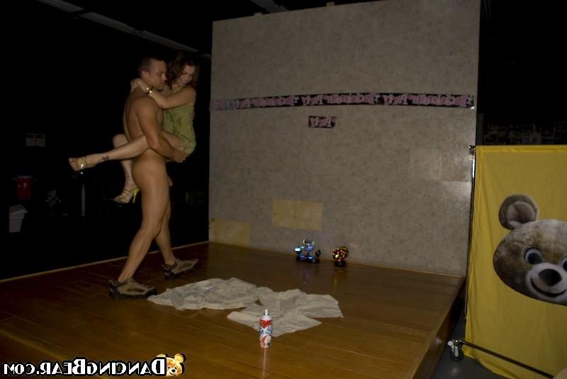 16P Muscular strippers seducing drunken girls at wild party