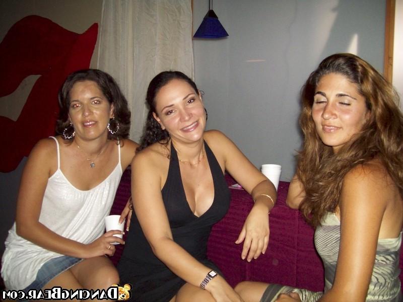 16P Muscular strippers seducing drunken girls at wild party