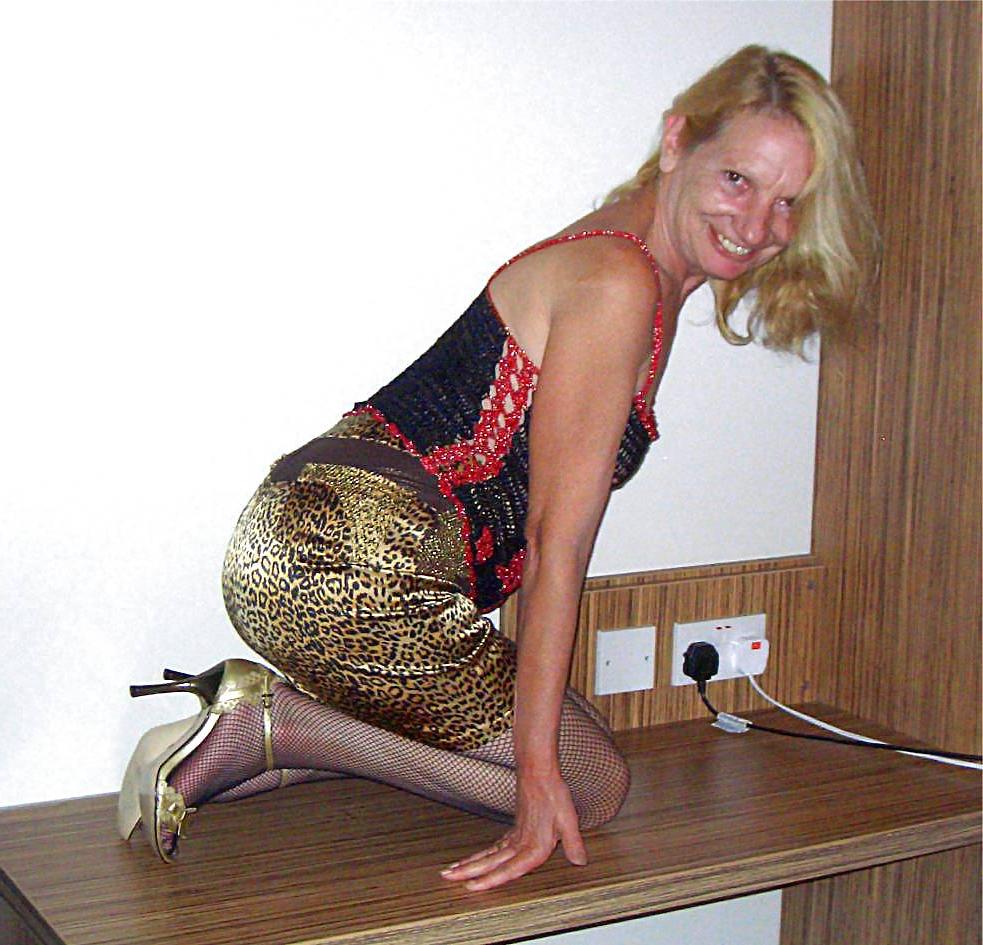 4P Sexy mature lady on desk