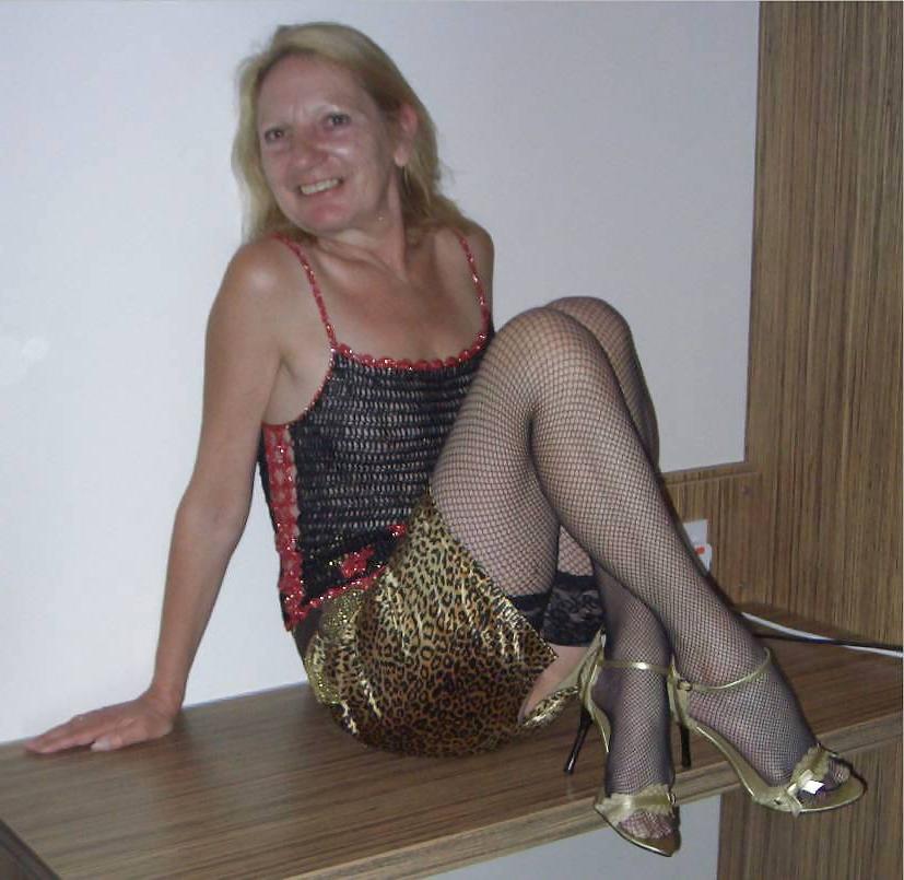 4P Sexy mature lady on desk