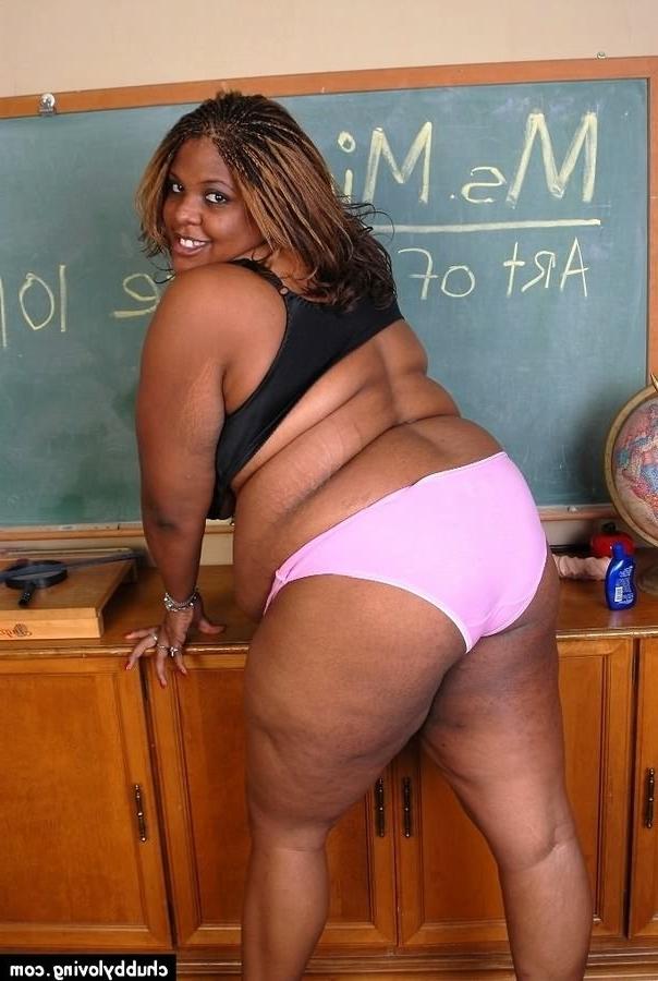 16P Busty ebony fatty Miss Minxxx playing a dildo in classroom