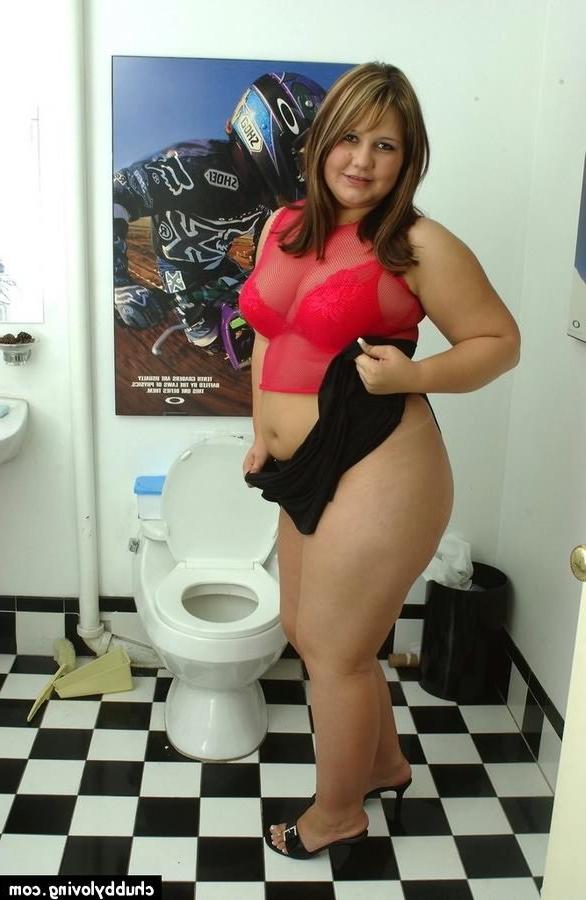 16P Busty plumper Cassidy modelling and pissing on a lavatory pan