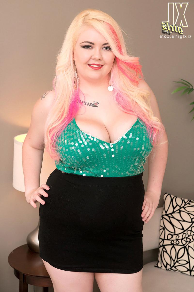 16P Busty Blonde Beauty