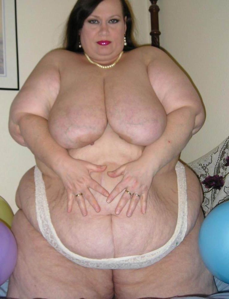 16P Huge busty ladies posing nude