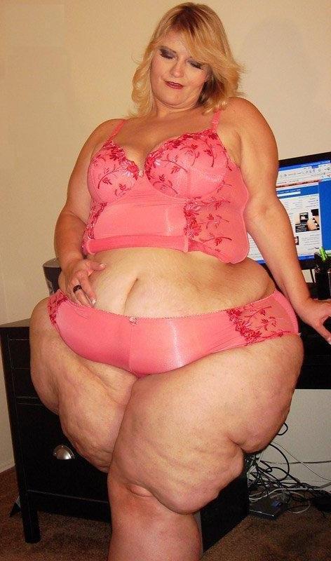 16P Huge busty ladies posing nude