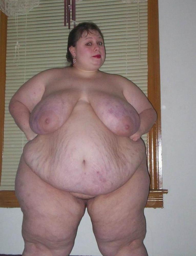 16P Huge busty ladies posing nude