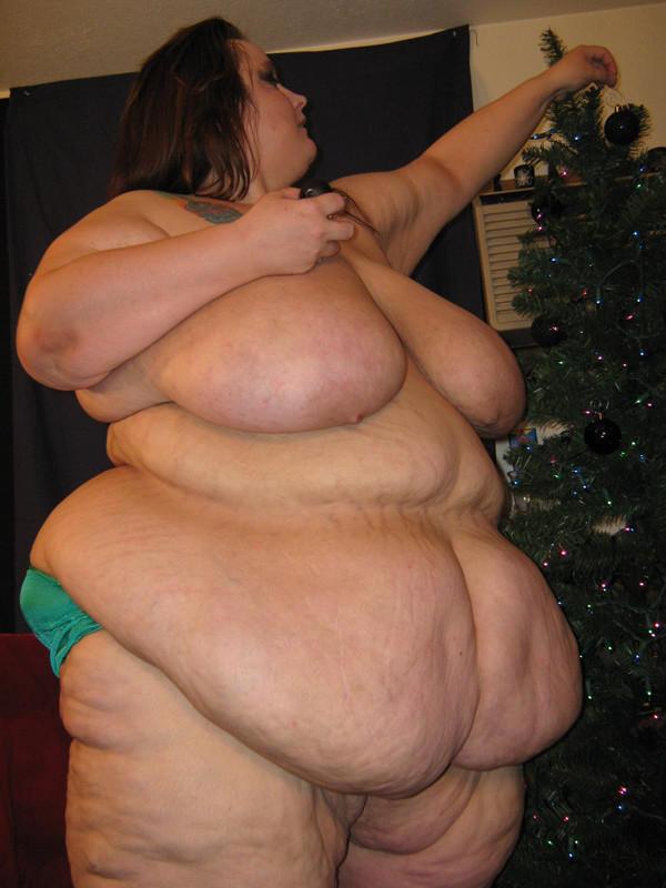 16P Huge busty ladies posing nude