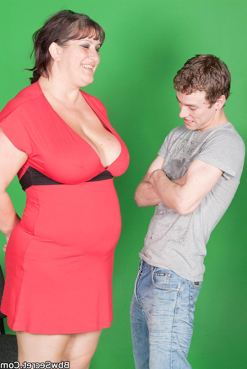 12P Video guy gets tempted by a fat shaved model and fucks her right in his studio