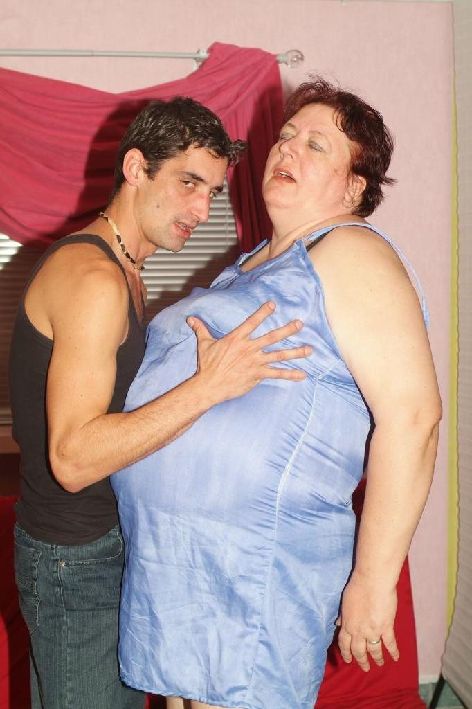 12P Hefty older babe Agnes Eva bares it all and straddles on top to cram her pussy w