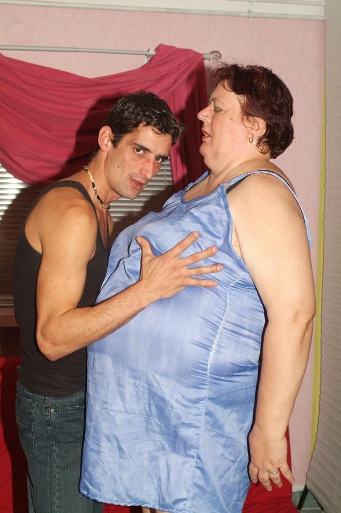 12P Hefty older babe Agnes Eva bares it all and straddles on top to cram her pussy w