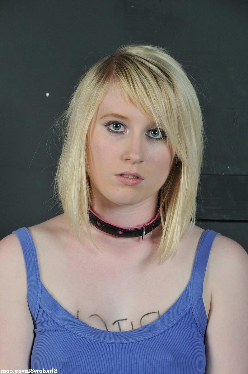 5P Amateur blonde Satine plays with her lezdom