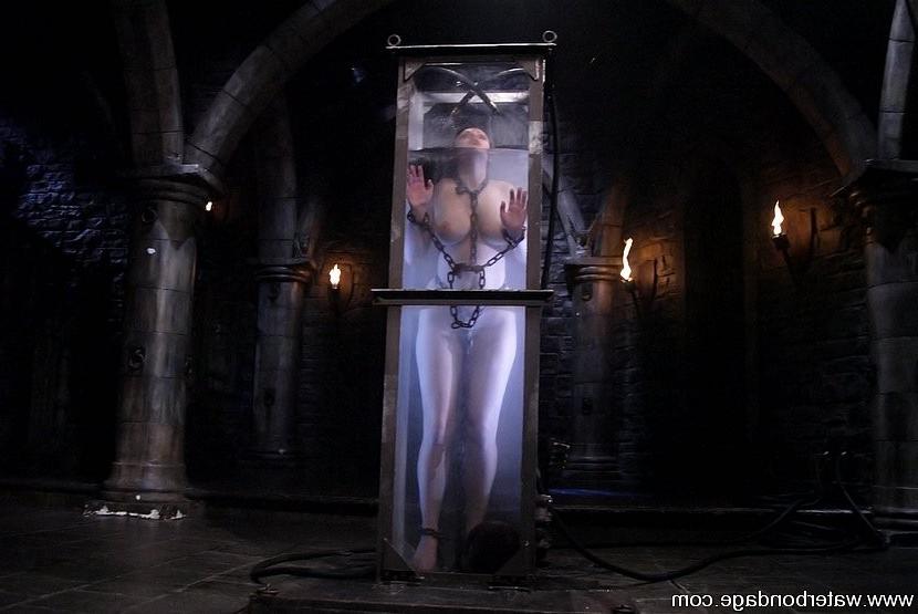 14P Aria Giovanni in chain water bondage from lezdom